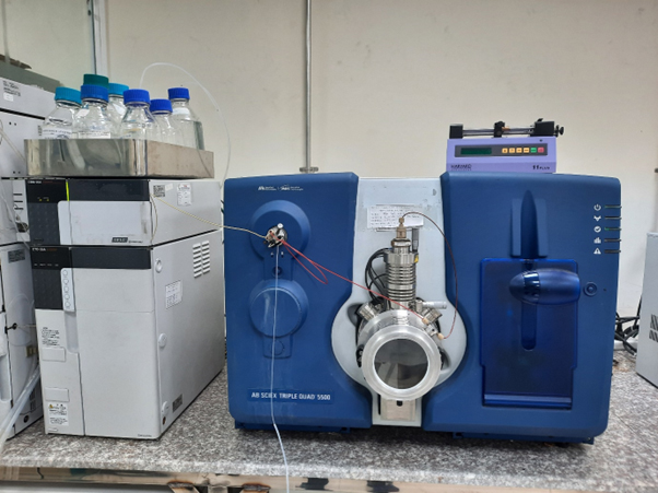 Liquid chromatography system - triple quadrupole mass spectrometry LC-MS/MS SCIEX Triple TM Quad 5500