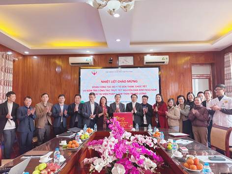 Thứ trưởng Bộ Y tế Trần Văn Thuấn thăm, chúc Tết và kiểm tra công tác trực Tết tại Viện Pháp y tâm thần Trung ương