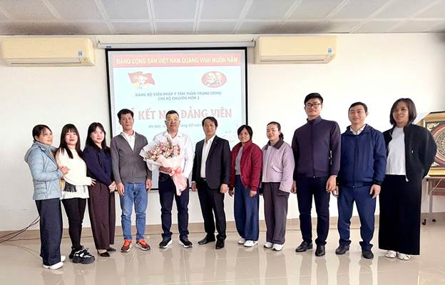 CHI BỘ KHỐI CHUYÊN MÔN 1 TỔ CHỨC LỄ KẾT NẠP ĐẢNG VIÊN MỚI